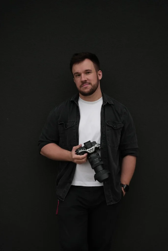 Kamil Kwiatkowski, właściciel Kam-on, przygotowany do realizacji profesjonalnych filmów promocyjnych i rolek na social media.